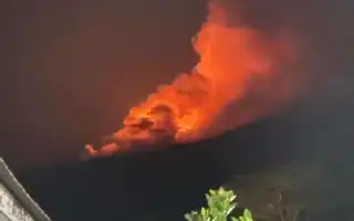 Mount Karangetang Erupts Again, Incandescent Lava Fountain Visible in Sitaro Sky
