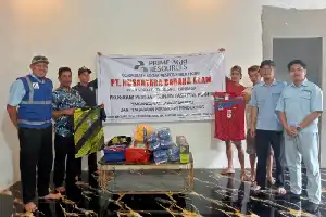 Apoyando a la juventud, PT NSA entrega ayuda de equipos deportivos en la aldea de Sibolapit