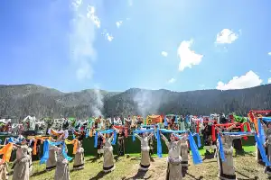 El encanto de las tradiciones nómadas tibetanas en el Festival Cultural de la Montaña Ganzi 2026 impulsa el sector turístico de Daofu
