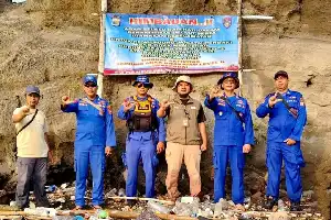 Anticipando el aumento de la actividad volcánica, la Policía Regional de Lampung coloca advertencias alrededor de Anak Krakatau