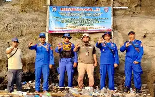 Anticipating Increased Volcanic Activity, Lampung Regional Police Install Warning Signs Around Anak Krakatau
