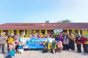IIB Darmajaya Lecturer Trains Teachers in Tulang Bawang to Integrate Digital Interactive Boards and AI Technology