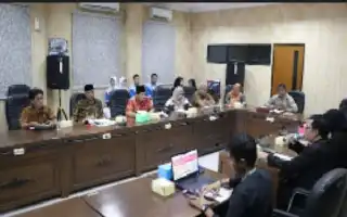 El Concejo Municipal de Tegal ordena la suspensión de operaciones de Helen’s Night Mart debido a problemas de licencias