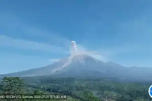 Gunung Semeru Kembali Erupsi Empat Kali, Kolom Abu Capai Satu Kilometer